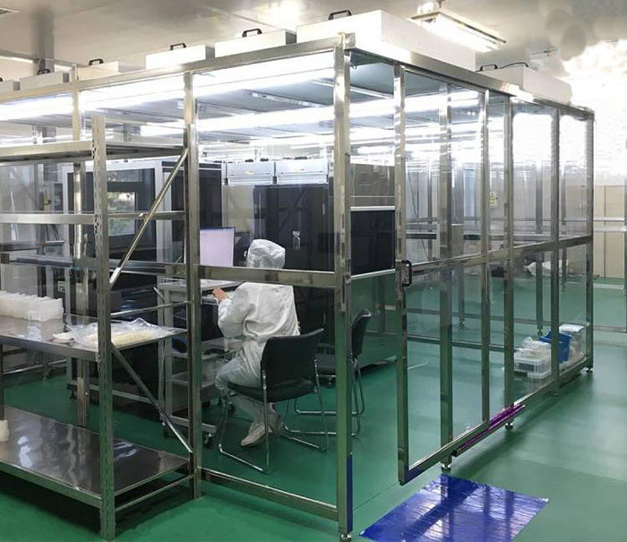 百級(jí)潔凈棚配置由FFU、初效過(guò)濾器、高效過(guò)濾器過(guò)濾，再加風(fēng)淋室、傳遞窗等凈化設(shè)備才能達(dá)到效果。
