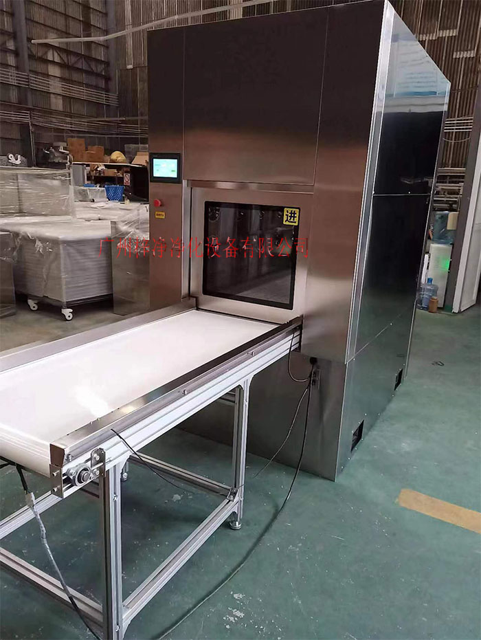 輸送帶傳遞窗還可吹淋被傳遞物品的表面，防止物品可能攜帶塵埃進入潔凈室。