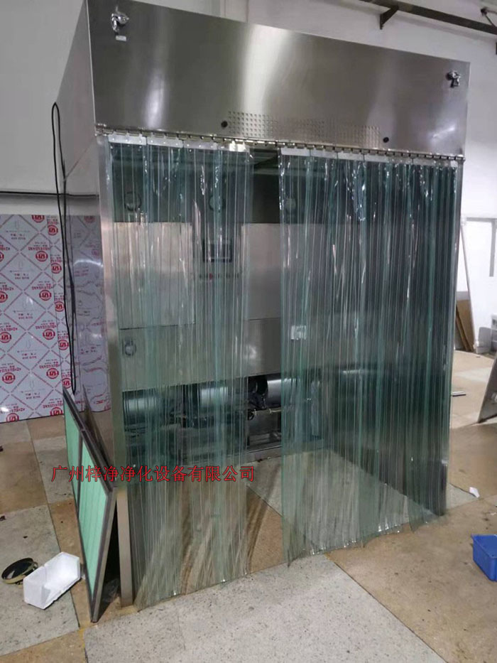 潔凈層流采樣車具體要求；從室內(nèi)空氣經(jīng)過初效過濾器，從高效空氣過濾器出風(fēng)，配無隔板高效過濾器過濾效率為：99.99@0.3μm和G4級初效過濾器，確保凈化級別，靜態(tài)100級美聯(lián)邦209E標(biāo)準(zhǔn)；
