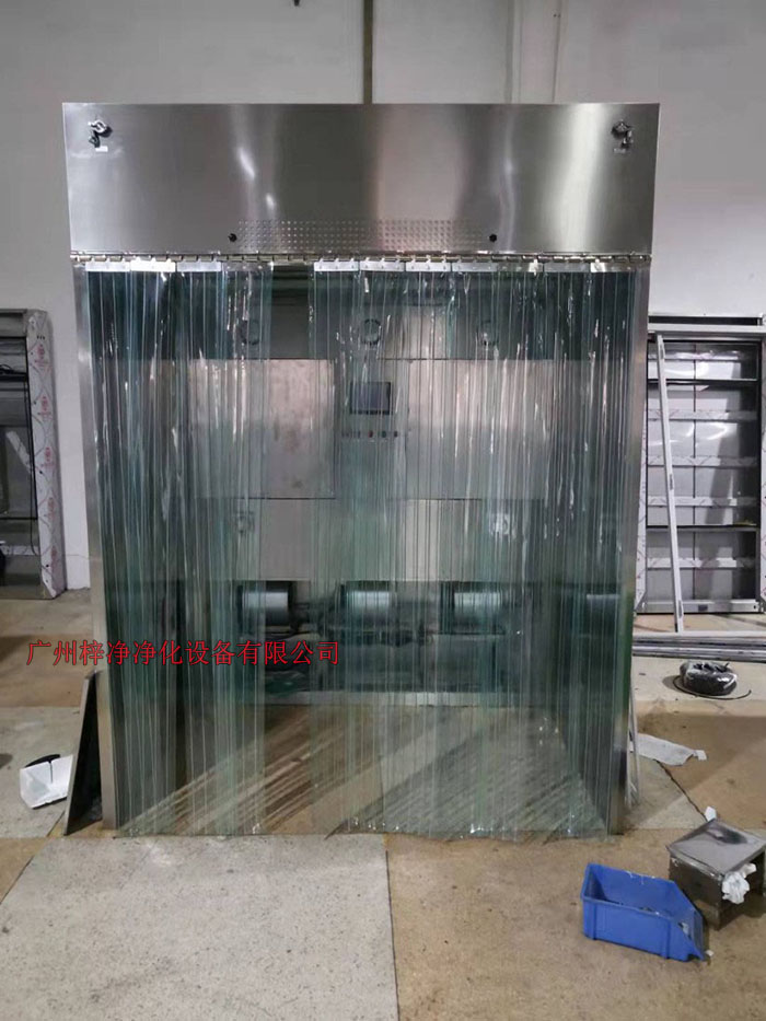 潔凈層流采樣車具體要求；從室內(nèi)空氣經(jīng)過初效過濾器，從高效空氣過濾器出風(fēng)，配無隔板高效過濾器過濾效率為：99.99@0.3μm和G4級初效過濾器，確保凈化級別，靜態(tài)100級美聯(lián)邦209E標(biāo)準(zhǔn)；