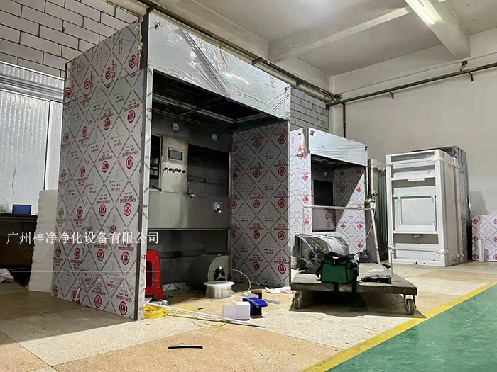 負(fù)壓稱量室在制藥行業(yè)中，潔凈室是確保藥品生產(chǎn)過程符合衛(wèi)生標(biāo)準(zhǔn)的重要設(shè)施。