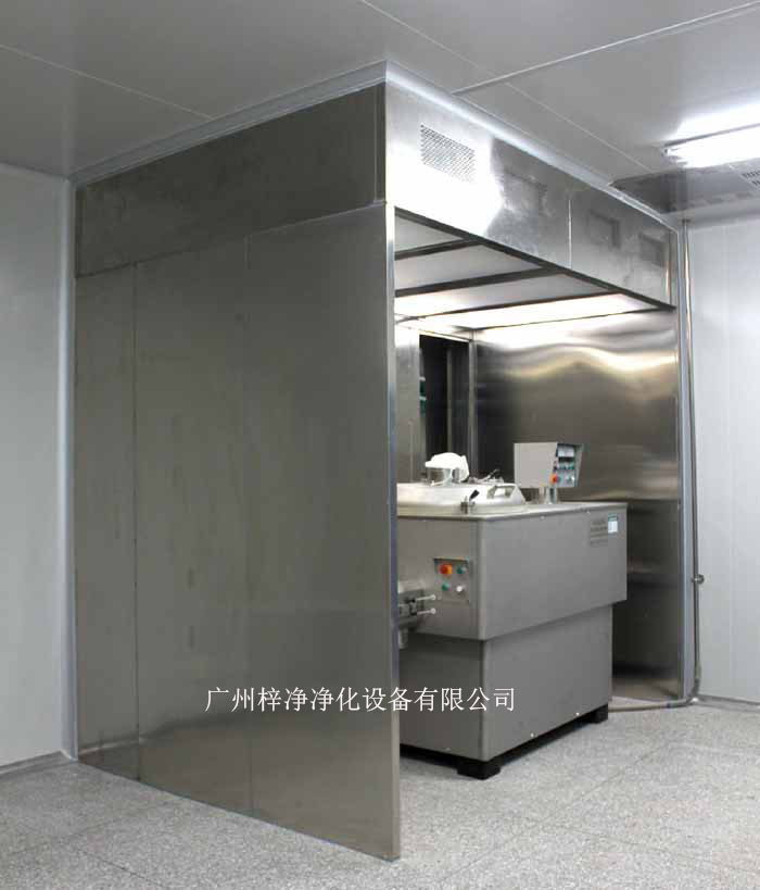 負(fù)壓稱量室由蜂鳴器、風(fēng)速傳感器、PAO注入口、DOP檢測(cè)口、中效壓差表、初效壓差表、高效壓差表、集中控制屏、防塵插座、回風(fēng)網(wǎng)孔板、排風(fēng)網(wǎng)孔、啟動(dòng)按鈕、急停、風(fēng)機(jī)箱、風(fēng)機(jī)、初效過濾器、液槽高效過濾器、照明燈具、均流膜、無隔板高效過濾器幾大部件組成的。